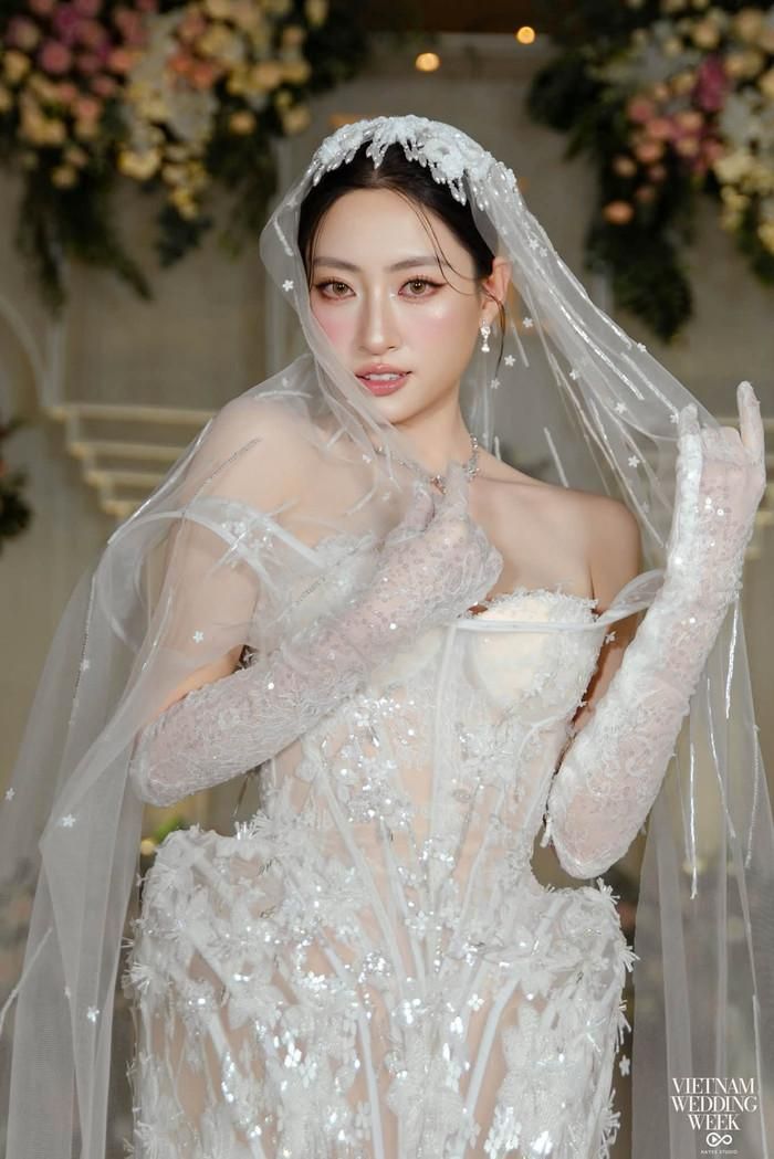 Lương Thùy Linh ngày càng cuốn hút sau đăng quang.