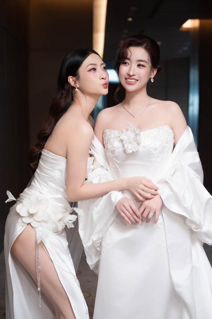 Lương Thùy Linh thân thiết "đọ sắc" bên Đỗ Mỹ Linh.