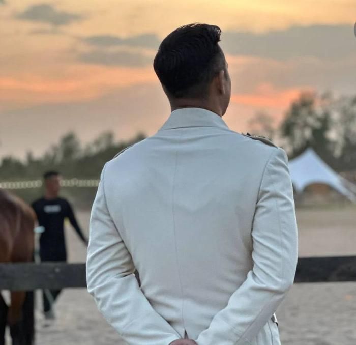 Netizen soi bối cảnh và bóng lưng người đàn ông y hệt ảnh Trương Thế Vinh từng đăng tải.