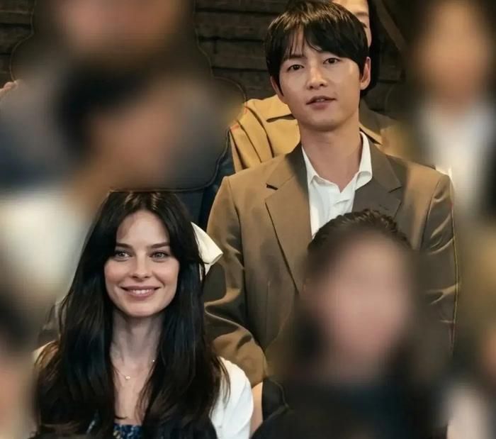 Tin đồn Song Joong Ki và Katy Louise Saunders ly hôn từng xuất hiện trên mạng xã hội, nhưng không có thông báo xác nhận từ hai người hay phía đại diện.