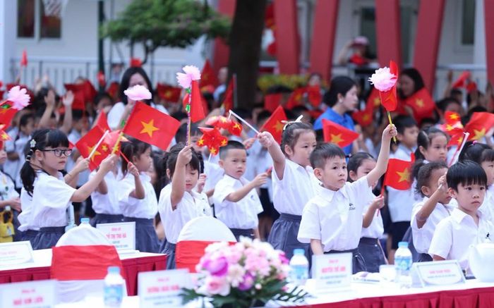 Trên khoảng sân rợp cờ hoa, những "tân binh" lớp Một ngước đôi mắt tròn xoe, chăm chú lắng nghe thầy hiệu trưởng phát biểu dặn dò. Những thông điệp đầu đời về tình thầy trò, bạn bè và mái trường bắt đầu gieo mầm từ đây. Ảnh minh họa