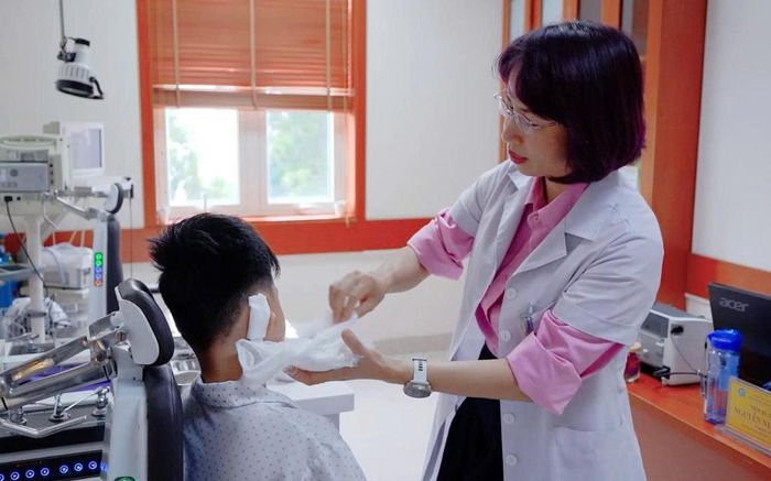 Bác sĩ thăm khám cho bệnh nhi mắc cholesteatoma ống tai ngoài trên nền dị tật vành tai.