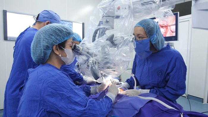 Ê-kíp tiến hành phẫu thuật cho bệnh nhi mắc cholesteatoma xâm lấn xương chũm.