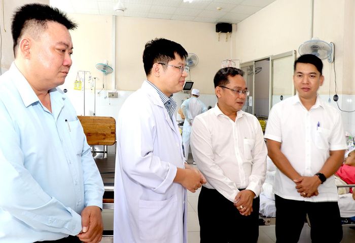 Phó Chủ tịch Ủy ban MTTQ Việt Nam TPHCM Phạm Minh Tuấn (đứng thứ 2 phía bên phải) thăm hỏi, động viên em T.P.U đang điều trị tại Bệnh viện Chợ Rẫy.
