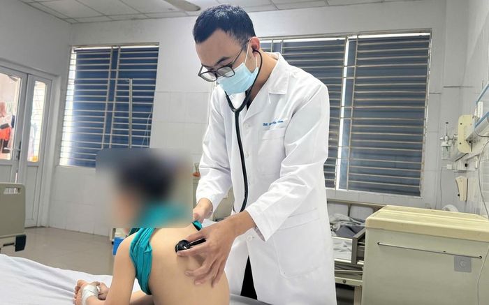 Bác sĩ kiểm tra sức khỏe bé trai 4 tuổi mắc Adenovirus.