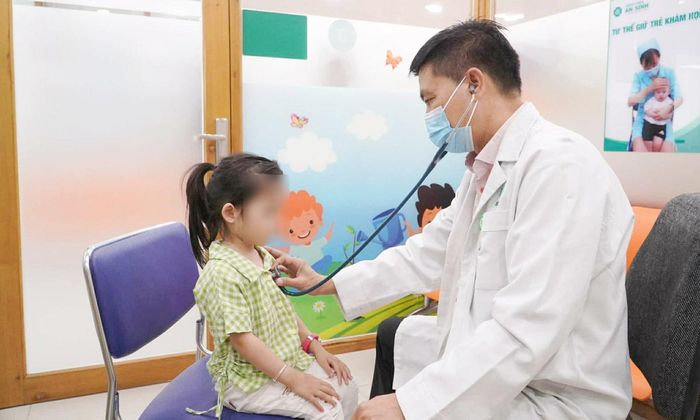 Bác sĩ thăm khám cho trẻ