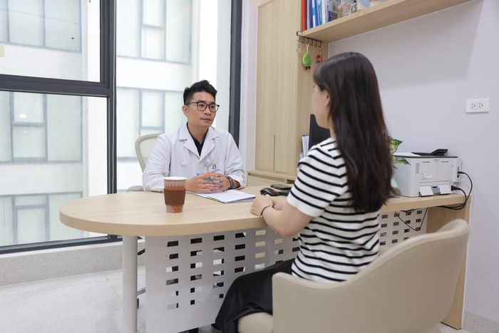Thạc sĩ, chuyên gia Tâm lý Hoàng Quốc Lân tư vấn tâm lý cho bệnh nhân.