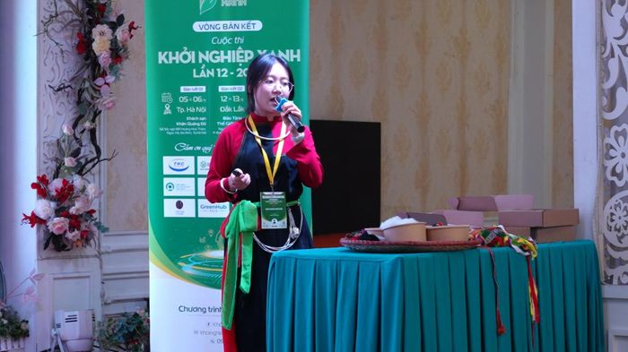Nguyễn Thị Thương chia sẻ thông tin dự án tại vòng bán kết khu vực phía Bắc Cuộc thi Khởi nghiệp Xanh lần thứ 12 - năm 2026 do Trung tâm Nghiên cứu Kinh doanh và Hỗ trợ Doanh nghiệp (BSA) phối hợp với Hiệp hội Doanh nghiệp Hàng Việt Nam Chất lượng cao tổ chức.