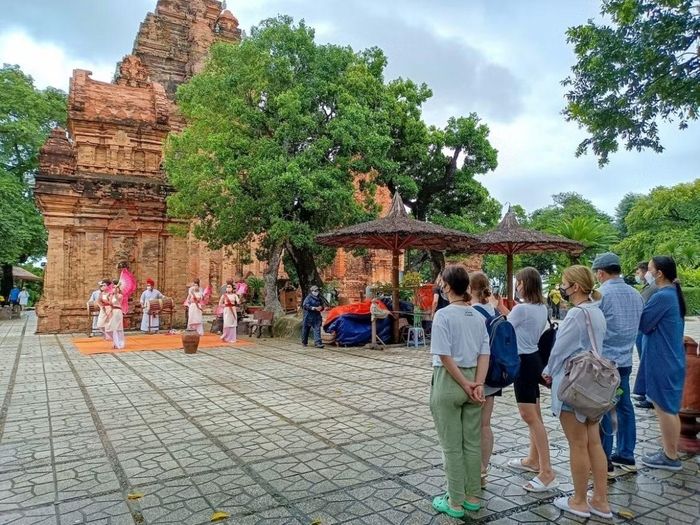 Du khách Nga tham quan tại Khánh Hoà