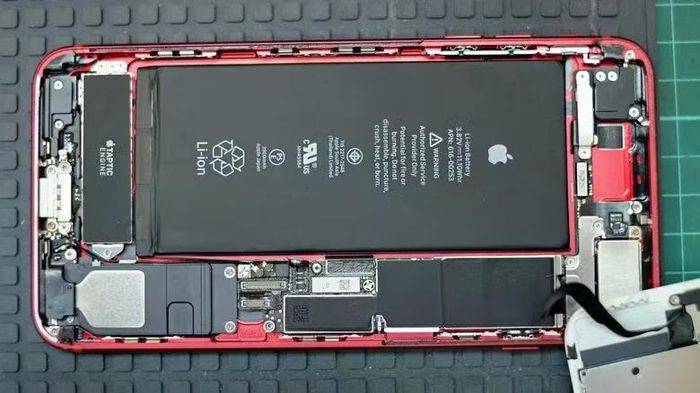 Tất cả linh kiện quan trọng của iPhone đều phải được bố trí trong một không gian rất hạn chế