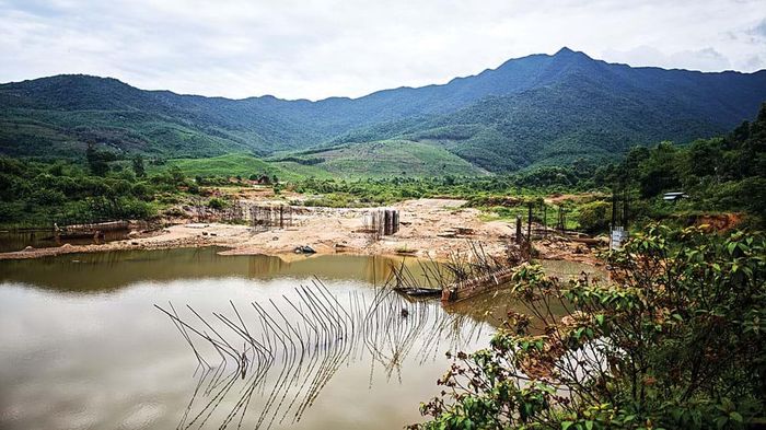 Hạ nguồn suối Voi bị băm nát nay ngổn ngang bê tông, sắt rỉ.