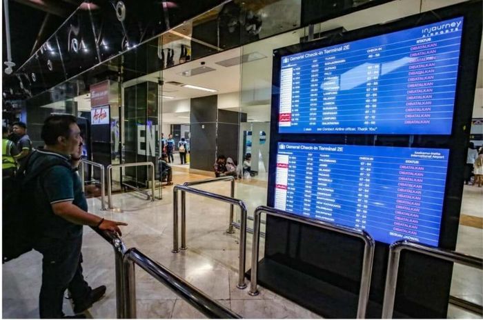 Hàng loạt chuyến bay bị hủy do núi lửa phun trào từ hôm 4.9. Ảnh: AFP 