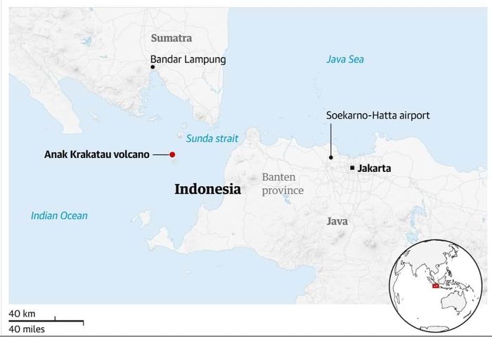 Bản đồ khu vực núi lửa Anak Krakatau. Đồ họa: The Guardian