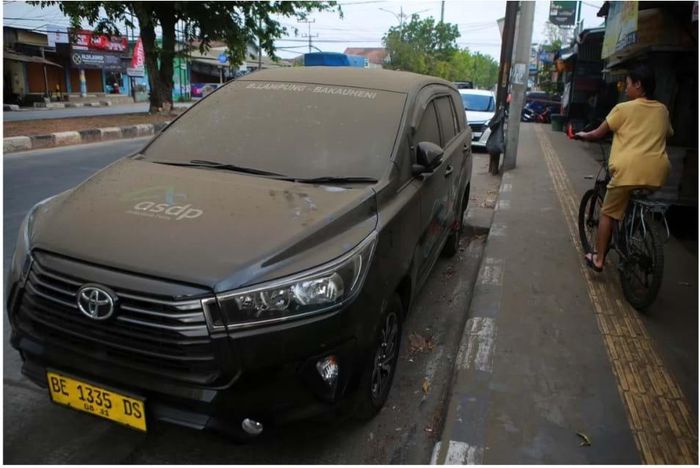 Tro bụi từ núi lửa phủ trên xe của người dân tại Lampung, Indonesia. Ảnh: Reuters