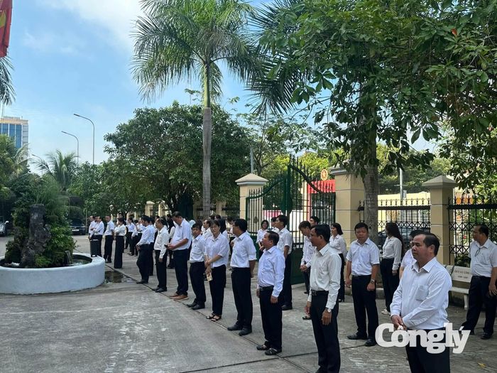 Tập thể lãnh đạo, Thẩm phán, Thư ký, công chức và người lao động TAND khu vực 10 – TP.HCM đã thực hiện nghi thức chào cờ.