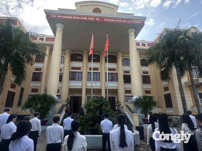 Sinh hoạt dưới cờ được TAND khu vực 10 duy trì không chỉ nhằm giáo dục truyền thống mà còn góp phần xây dựng tinh thần đoàn kết, kỷ luật và trách nhiệm trong cơ quan.
