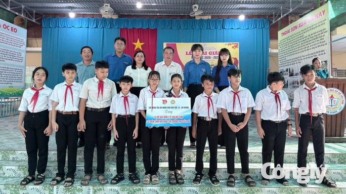 Chi đoàn TAND khu vực 10 – An Giang trao tặng thẻ bảo hiểm y tế cho học sinh có hoàn cảnh khó khăn tại Trường Trung học cơ sở Tây Phú, xã Tây Phú.
