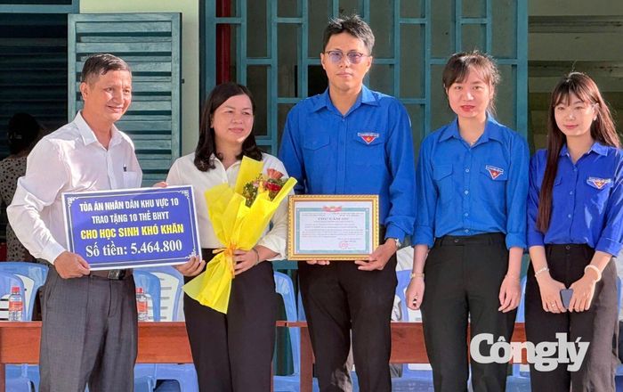 Bà Phan Thị Mỹ Dung, Phó Chánh án TAND khu vực 10- An Giang cùng Chi đoàn trao tặng thẻ bảo hiểm y tế cho học sinh có hoàn cảnh khó khăn tại Trường Tiểu học B Vĩnh An, xã Vĩnh An.