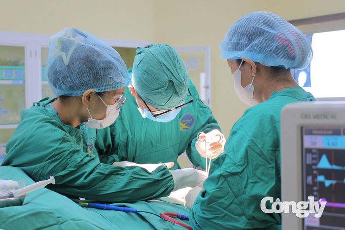 Ê kíp tiến hành phẫu thuật cho bệnh nhân.