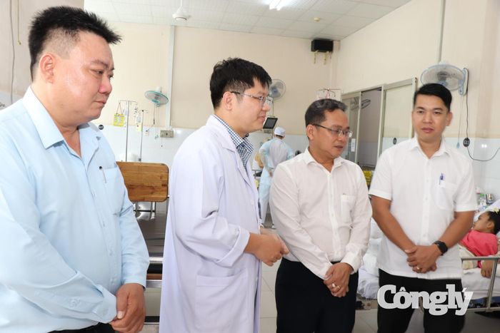 Thăm hỏi, động viên nạn nhân trong vụ cháy ki ốt bán rau.