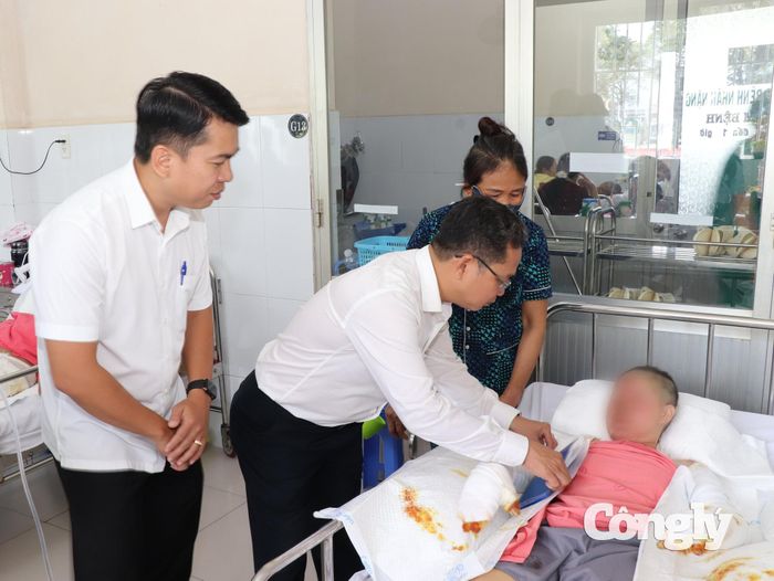 Lãnh đạo Ủy ban MTTQ Việt Nam TP.HCM thăm hỏi, hỗ trợ nạn nhân vụ cháy ki ốt rau.