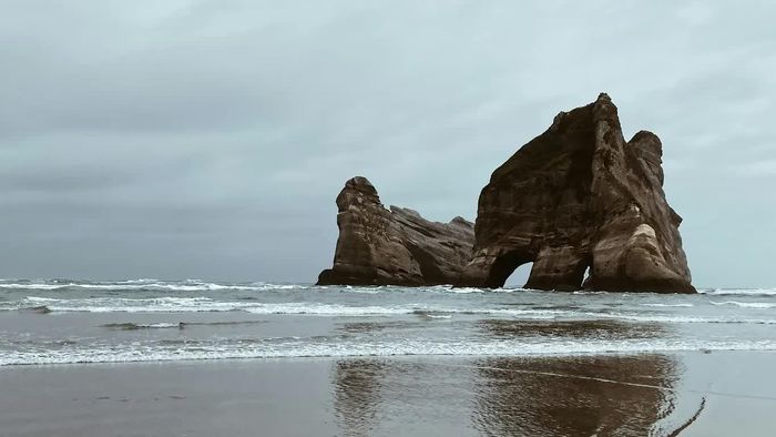 Bãi biển Wharariki có nhiều hang đá lớn. Ảnh: Maddison Reid/Unsplash