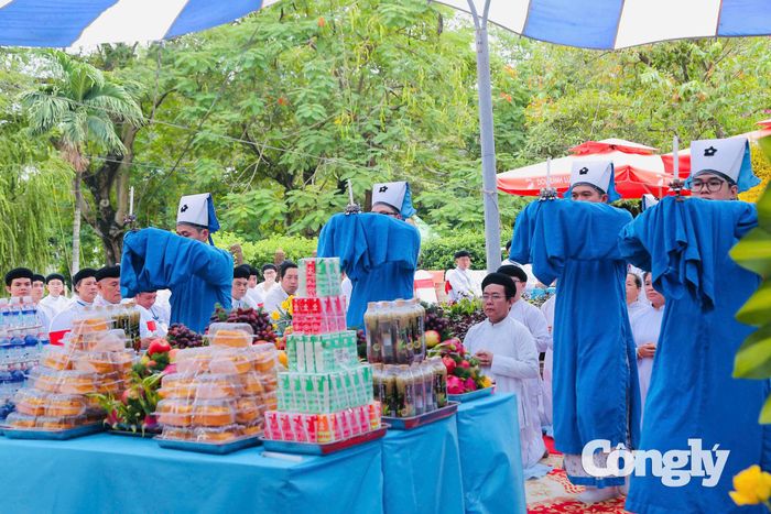 Hàng trăm tín đồ Cao Đài tại TP.HCM đã tổ chức lễ truy điệu và cầu siêu cho các anh hùng liệt sĩ tại Công viên Lê Thị Riêng.