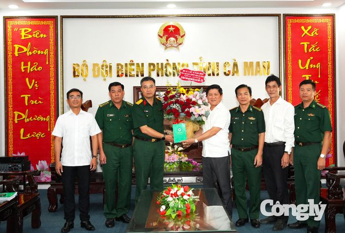 Ông Lê Văn Sử, Phó Chủ tịch UBND tỉnh Cà Mau chúc mừng kỷ niệm 81 năm Ngày truyền thống Bộ Tổng Tham mưu Quân đội nhân dân Việt Nam