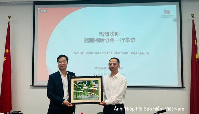 Ông Nguyễn Xuân Việt - Chủ tịch Hiệp hội Bảo hiểm Việt Nam, Chủ tịch Hội đồng Quản lý Quỹ Bảo hiểm xe cơ giới tặng quà lưu niệm cho ông Zhao Yulong - Chủ tịch Hiệp hội Bảo hiểm Trung Quốc.