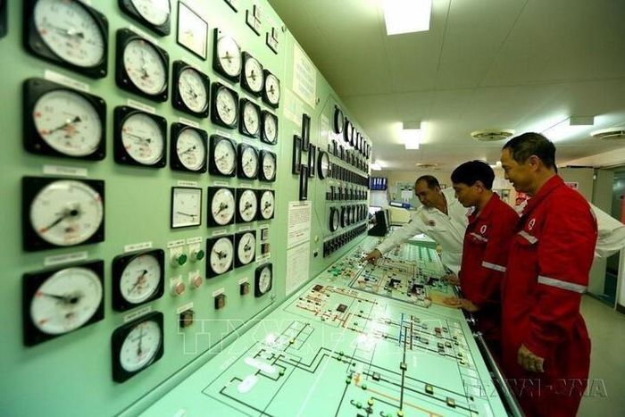 Chuyên gia Nga và Việt Nam tại phòng điều khiển nhận và xuất dầu trên tàu Vietsovpetro - 01. Liên doanh Việt - Nga Vietsovpetro (thuộc Tập đoàn Công nghiệp - Năng lượng Quốc gia Việt Nam) là đơn vị hoạt động hiệu quả cao trong tìm kiếm thăm dò và khai thác dầu khí, có đóng góp to lớn cho nền kinh tế Việt Nam, góp phần củng cố mối quan hệ hữu nghị truyền thống và đối tác chiến lược toàn diện giữa Việt Nam và Liên bang Nga. 