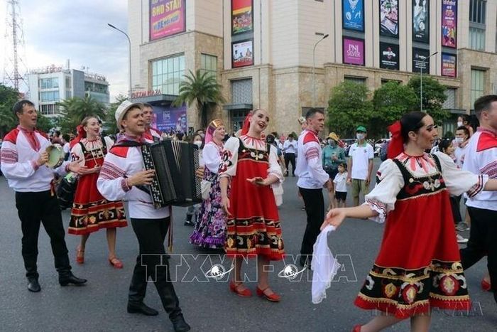 Nghệ sĩ người Nga biểu diễn tại Lễ hội đường phố “Sắc màu văn hóa” ở thành phố Huế trong khuôn khổ Tuần lễ Festival Huế 2022 (26/6/2022). 