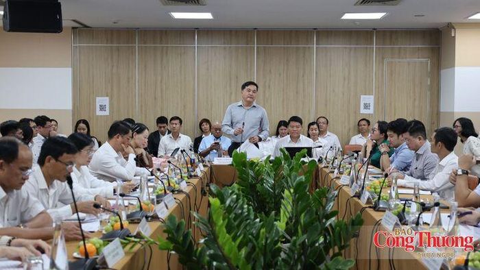 Quảng cảnh hội nghị.