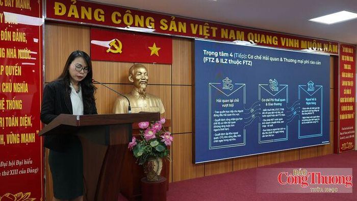 Bà Tô Ngọc Lan, Trưởng phòng Kinh tế Quốc tế, Sở Công Thương TP. Hồ Chí Minh giới thiệu các nội dung chính của dự thảo Nghị quyết và các vấn đề cần tập trung tham vấn.