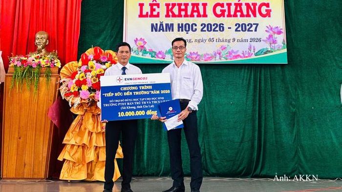 Trao quà cho học sinh trường Phổ thông Dân tộc bán trú Tiểu học và THCS Lơ Ku