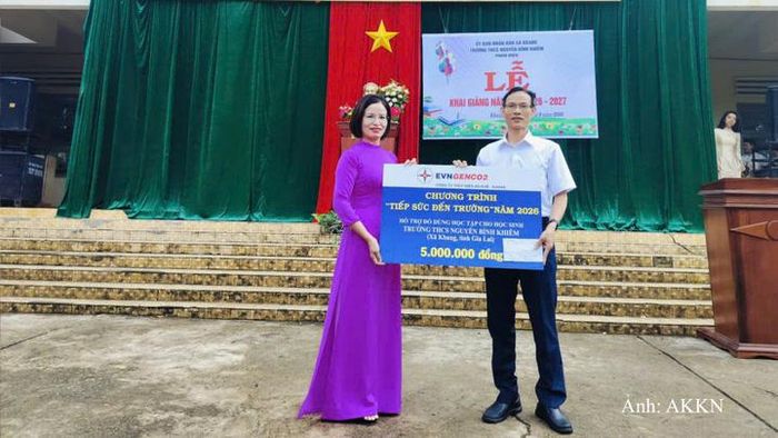 Trao tặng đồ dùng học tập cho học sinh trường THCS Nguyễn Bỉnh Khiêm