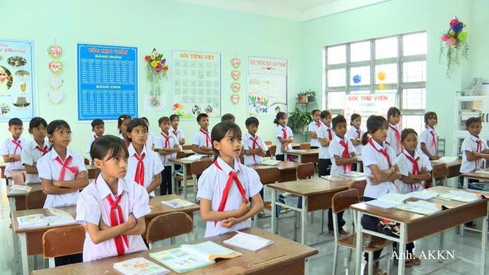 Những phần quà thiết thực được trao tận tay các em học sinh, góp phần động viên các em vượt qua khó khăn, vươn lên trong học tập.