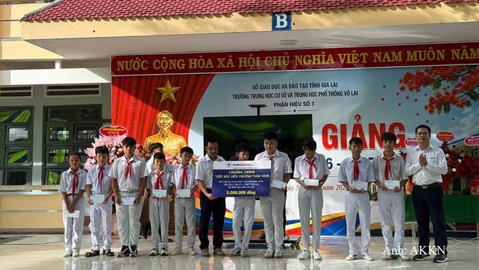 Trao quà cho các em học sinh trường THCS và THPT Võ Lai