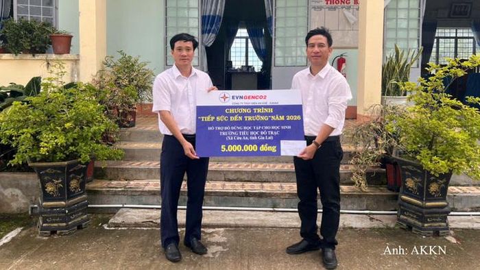 Trao hỗ trợ đồ dùng học tập cho học sinh trường Tiểu học Đỗ Trạc