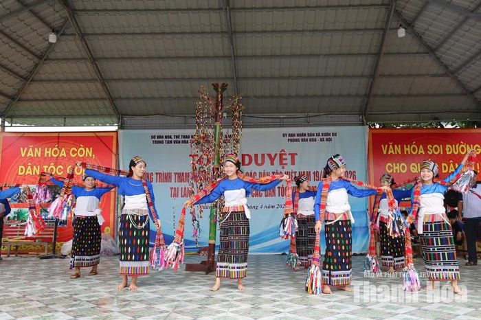 Các bạn trẻ ở thôn Đồng Xuân tập múa bên cây bông.