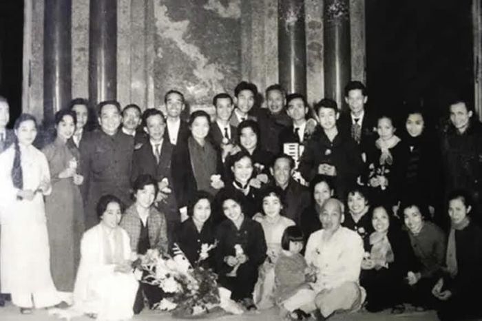 Bác Hồ với cán bộ, phóng viên, nghệ sĩ Đài Tiếng nói Việt Nam năm 1967. Ảnh: Hochiminh.vn