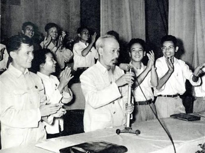 Chủ tịch Hồ Chí Minh căn dặn thanh niên tại Đại hội đại biểu toàn quốc Đoàn Thanh niên cứu quốc lần thứ 2, năm 1956. Ảnh: TTXVN