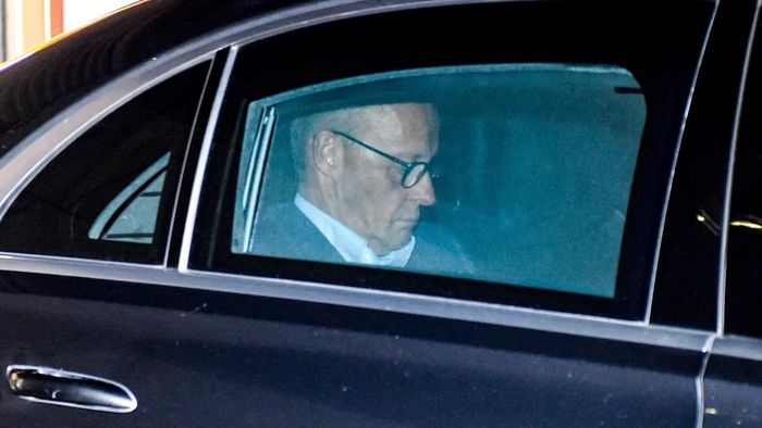 Thủ tướng Friedrich Merz (70 tuổi, CDU) rời trụ sở của đảng CDU Konrad-Adenauer-Haus lúc 10:15 tối. Ảnh: Bild.