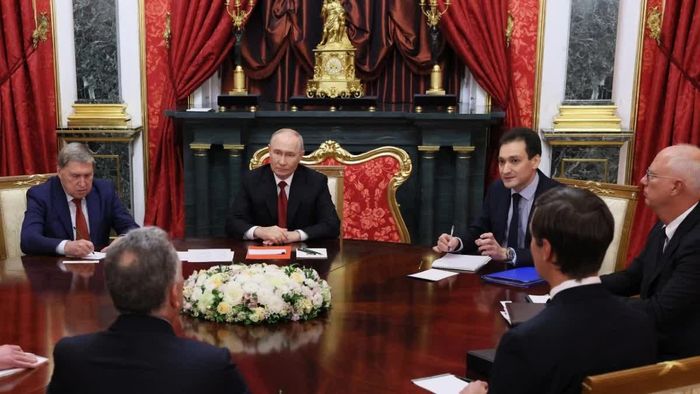 Tổng thống Nga Vladimir Putin gặp các đặc phái viên Mỹ Steve Witkoff và Jared Kushner để thảo luận về việc chấm dứt cuộc xung đột kéo dài hơn 4 năm tại Ukraine. Ảnh: AFP.