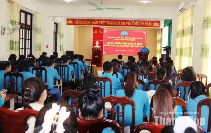 Trung tâm Chính trị phường Sầm Sơn phối hợp với Liên đoàn Lao động tỉnh tổ chức lớp bồi dưỡng nhận thức về Đảng cho cán bộ, đoàn viên công đoàn ưu tú.
