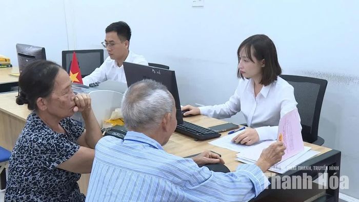 Khách hàng đến giao dịch tại Văn phòng công chứng Nguyễn Hoàng Nam, phường Đông Quang.