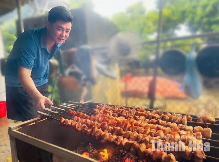 Thịt lợn sau khi ướp sẽ được nướng trên than hồng giữ vị thơm ngon.