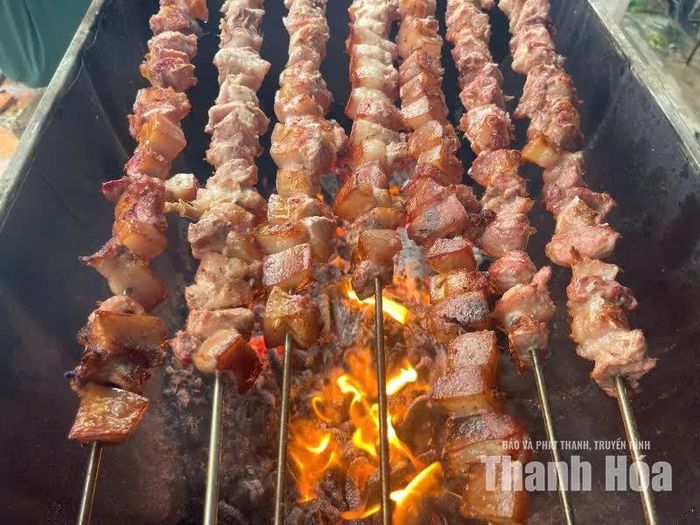 Thịt nướng trên bếp than hồng dần chuyển màu đẹp mắt.