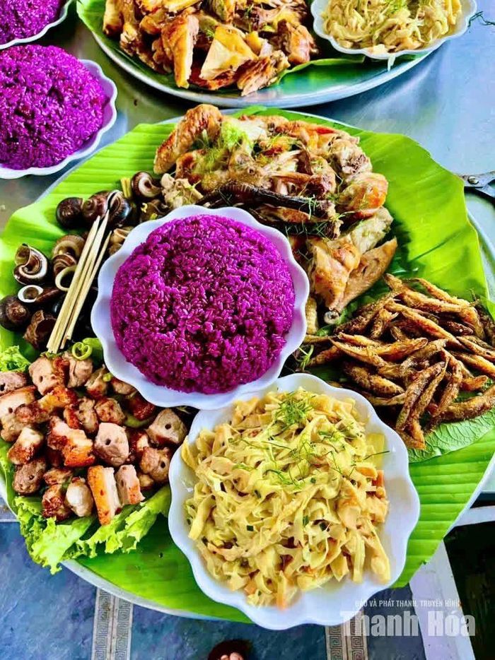 Mâm cơm đón khách của người Mường với món thịt nướng đặc trưng.
