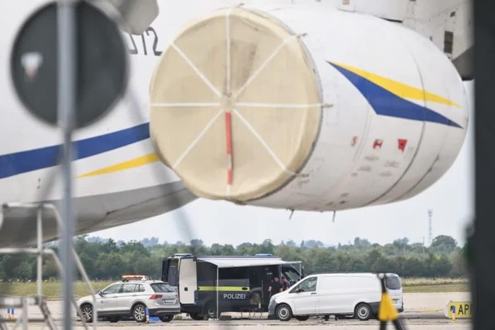 Các chuyên gia pháp y của cảnh sát làm việc gần một chiếc máy bay của Ukraine tại Sân bay Leipzig/Halle ở Schkeuditz, Đức, vào thứ tư, ngày 5 tháng 8 năm 2026; tại đây, một chiếc máy bay không người lái (drone) mang thiết bị nổ đã được phát hiện và bộ phận kích nổ đã được tháo gỡ khỏi vật thể này. Ảnh: AP