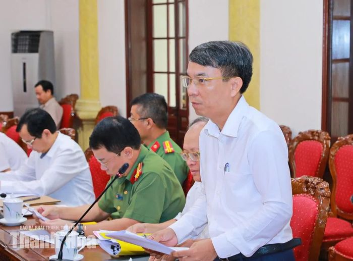 Chánh Văn phòng Đoàn ĐBQH và HĐND tỉnh Trần Mạnh Long trình bày tờ trình.